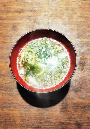 みじん切り玉ねぎと麩とワカメの減塩味噌汁-レシピのメイン写真