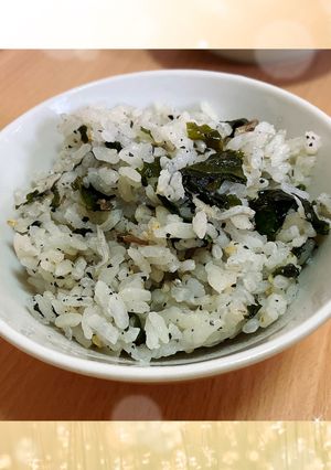 しらすとわかめ入り藍茶の炊き込みご飯-レシピのメイン写真