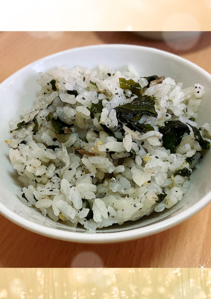 しらすとわかめ入り藍茶の炊き込みご飯-レシピのメイン写真