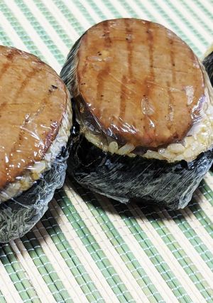 【洗い物ゼロ】スパム風ハンバーグおにぎり-レシピのメイン写真