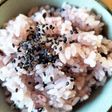 もち麦入りの明るいピンクのお赤飯