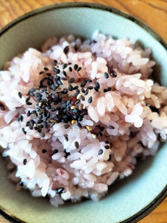 もち麦入りの明るいピンクのお赤飯-レシピのメイン写真