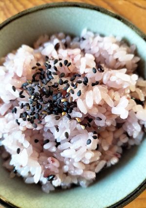 もち麦入りの明るいピンクのお赤飯-レシピのメイン写真