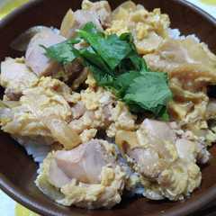 รูปของ 超簡単！鶏もも肉！ニンニク親子丼