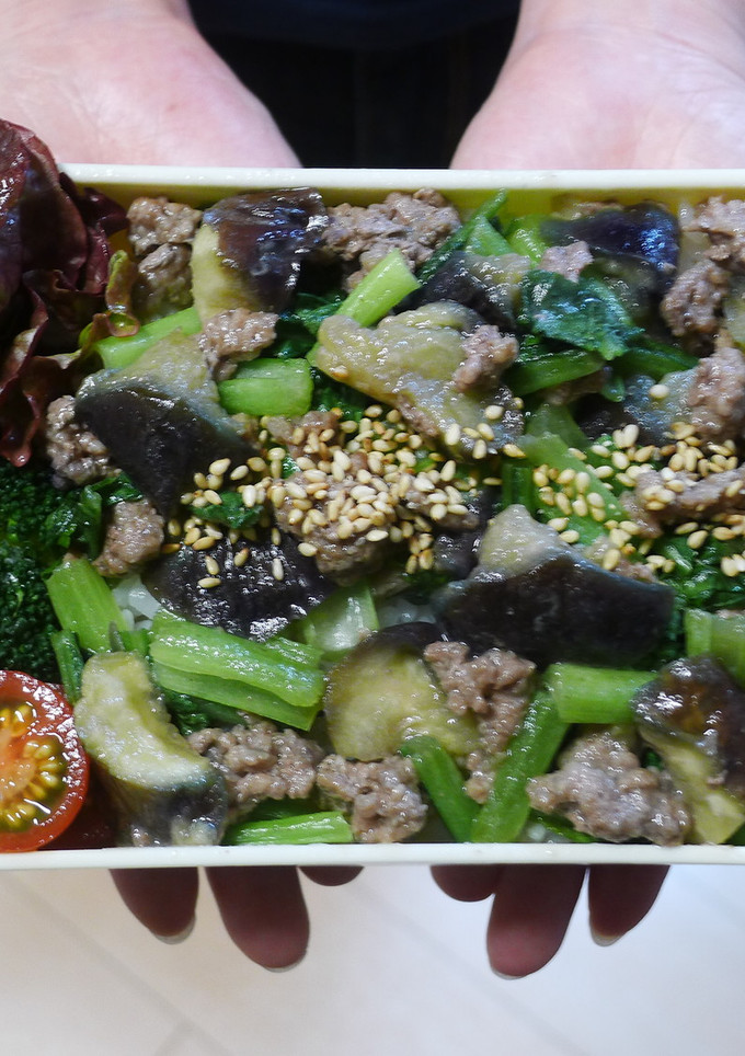 レンジ簡単★ひき肉となすと小松菜の丼弁当-レシピのメイン写真