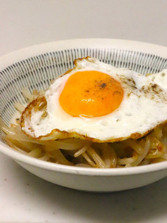 醤油麹でうま味UP★もやしの目玉焼載せ-レシピのメイン写真