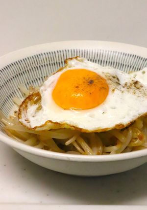 醤油麹でうま味ＵＰ★もやしの目玉焼載せ-レシピのメイン写真