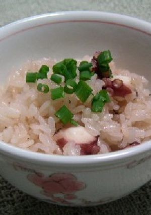 ほんのり桜色が綺麗！タコの炊き込みご飯-レシピのメイン写真