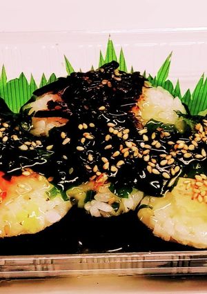 “ネギ塩わかめスープ餡かけ三色おにぎり”-レシピのメイン写真