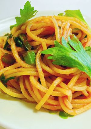 セロリ葉のトマトピューレパスタ　雑穀麺で-レシピのメイン写真