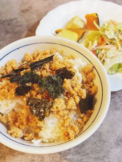 とりそぼろ丼サラダセット-レシピのメイン写真
