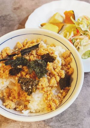 とりそぼろ丼サラダセット-レシピのメイン写真