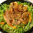 薄切り豚肉の唐揚げ乗せ春菊のホットサラダ