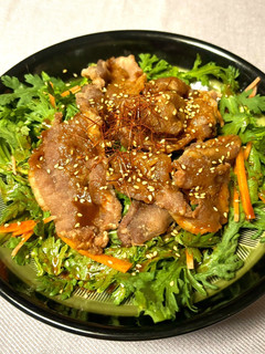 薄切り豚肉の唐揚げ乗せ春菊のホットサラダ-レシピのメイン写真