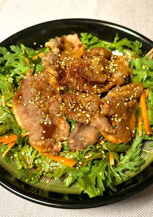 薄切り豚肉の唐揚げ乗せ春菊のホットサラダ-レシピのメイン写真