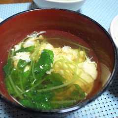 รูปของ 三つ葉とふわふわ卵のお吸い物