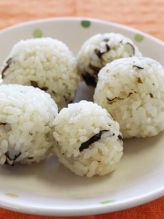 即席わかめスープで作る炊き込みおにぎり-レシピのメイン写真