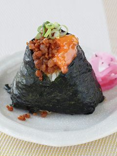 卵黄の醤油漬けと鶏そぼろのおにぎり-レシピのメイン写真