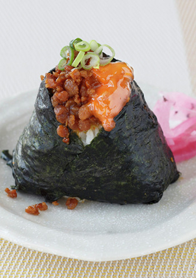 卵黄の醤油漬けと鶏そぼろのおにぎり-レシピのメイン写真