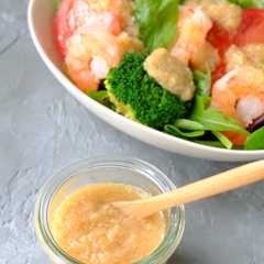 A picture of 〈くらし薬膳〉玉ねぎ味噌ドレッシング.