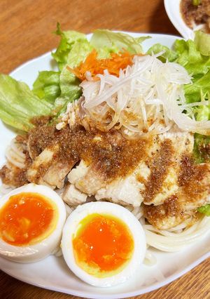 鶏胸肉のサラダうどん。ごま醤油ダレ。-レシピのメイン写真