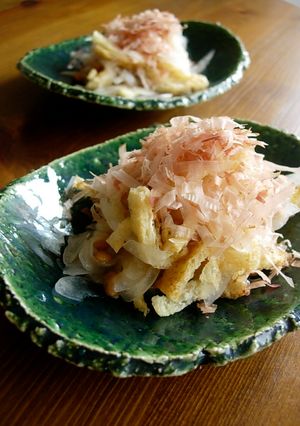 オニオンスライスにお揚げと納豆を乗せる-レシピのメイン写真