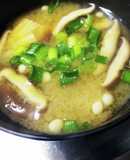 えのきと椎茸とじゃがいものお味噌汁