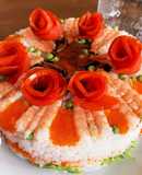 サーモン薔薇でカラフルに！お寿司ケーキ