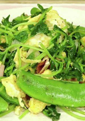 豆苗とスナップエンドウのガリバタ卵炒め-レシピのメイン写真