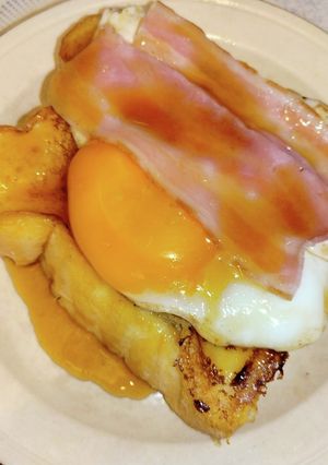 ベーコンエッグonフレンチトースト-レシピのメイン写真