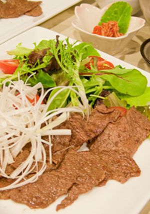 ぱぱっと酒の肴！塩ｘにんにくで焼肉☆-レシピのメイン写真