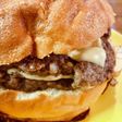 2人で一緒に♪特大Wビーフチーズバーガー