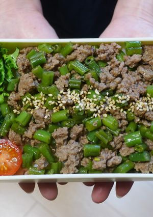 ごま油香る♪いんげんとひき肉の丼弁当-レシピのメイン写真
