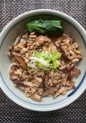 椎茸鶏そぼろ丼-レシピのメイン写真