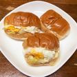 目玉焼きのロールパンサンド