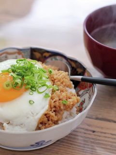 そぼろ丼(炒り卵じゃなくて目玉焼で)-レシピのメイン写真