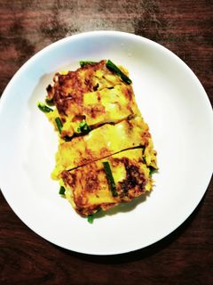 ニンニクの芽とチーズの出汁巻き玉子焼き-レシピのメイン写真