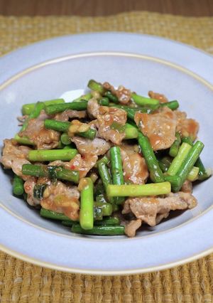 ニンニクの芽&豚コマ肉炒め、豆板醤入り-レシピのメイン写真