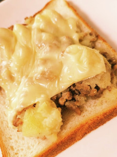 じゃがいものそぼろ煮のチーズトースト-レシピのメイン写真