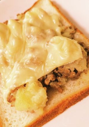 じゃがいものそぼろ煮のチーズトースト-レシピのメイン写真