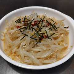 รูปของ スパゲティソースでもやしを食べる