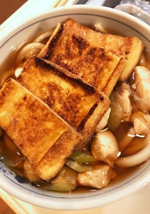 醤油焦がし油揚げでキツネかしわうどん-レシピのメイン写真