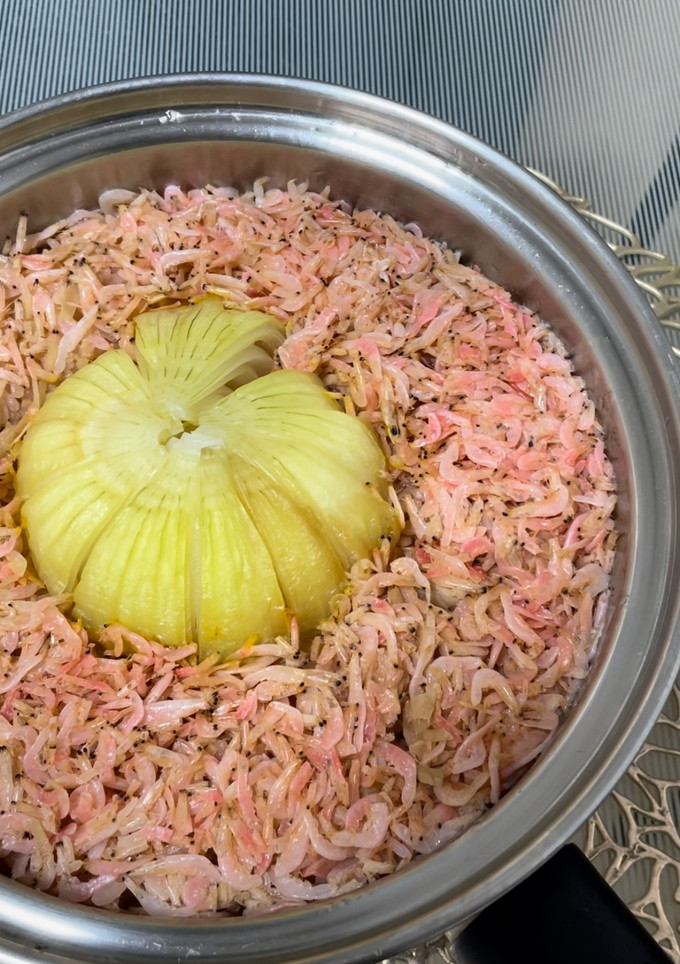 新玉ねぎ丸ごと和風炊き込みご飯-レシピのメイン写真