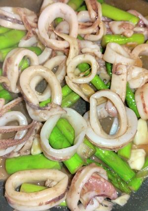 イカとアスパラのガリバタ醤油炒め-レシピのメイン写真