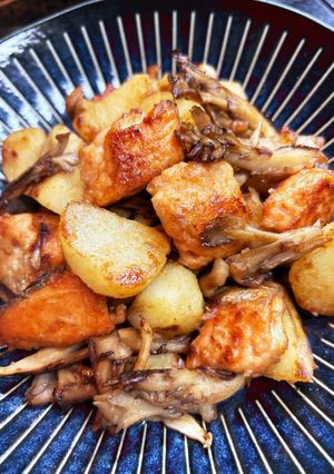 鮭とじゃがいもと舞茸のガリバタ醤油焼き。-レシピのメイン写真