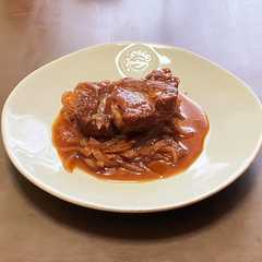 A picture of 豚肉のバルサミコ煮込み.