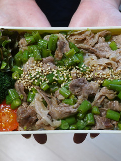 ごま油香る♪いんげんと豚肉の丼弁当-レシピのメイン写真