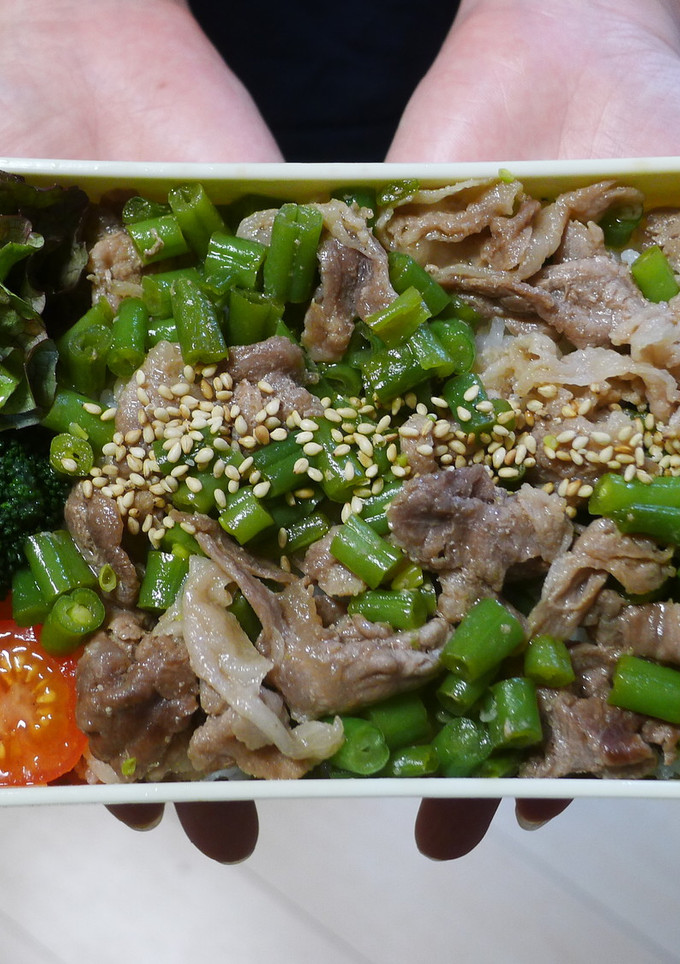 ごま油香る♪いんげんと豚肉の丼弁当-レシピのメイン写真