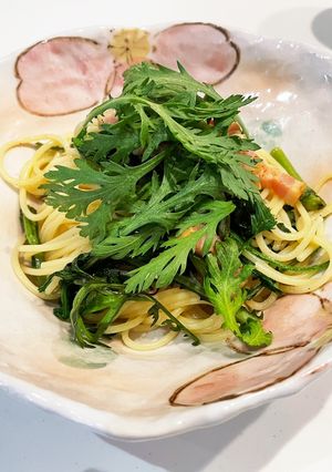 春菊サラダのようなペペロンチーノ風パスタ-レシピのメイン写真
