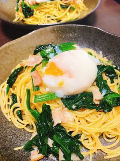 たっぷりほうれん草とベーコンの温玉パスタ-レシピのメイン写真